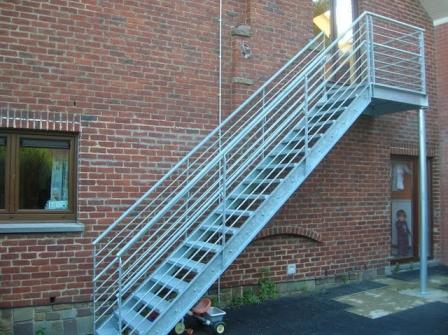 escalier de secours en caillebotis et der forgé